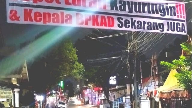Protes Gedung Balai Rakyat, Warga Perumnas 1 Pasang Spanduk Copot Lurah Kayuringin dan Kepala BPKAD  ‎