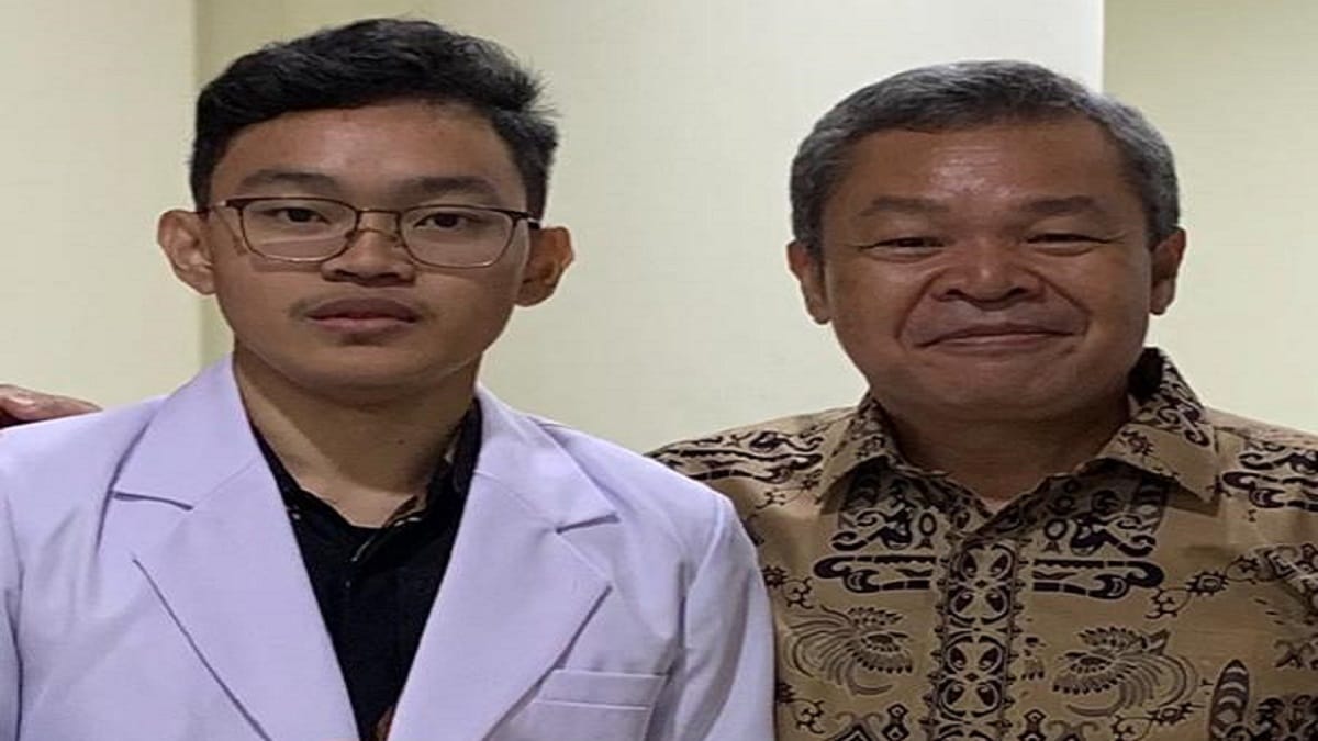 Jonni Hermanto bersama putra keduanya, dr Jeremya Yogi Putra.