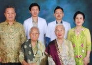 Jonni Hermanto, dr Jonathan Petra (putra pertama), dr.Jeremya Yogi Putra (putra kedua), Istri, bersama Kedua Orangtuanya.