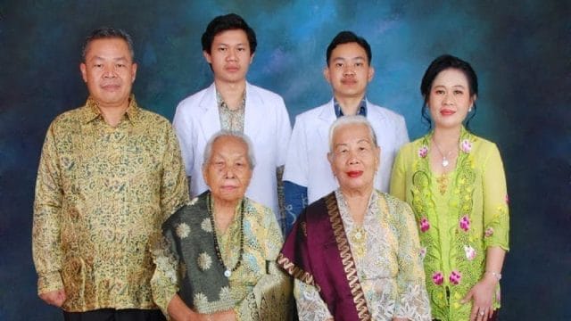 Jonni Hermanto, dr Jonathan Petra (putra pertama), dr.Jeremya Yogi Putra (putra kedua), Istri, bersama Kedua Orangtuanya.