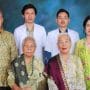 Jonni Hermanto, dr Jonathan Petra (putra pertama), dr.Jeremya Yogi Putra (putra kedua), Istri, bersama Kedua Orangtuanya.