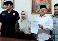 Korban pelecehan SM (tengah) pose bersama Tim Kuasa Hukum usai menyampaikan keterangan.