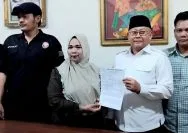 Korban pelecehan SM (tengah) pose bersama Tim Kuasa Hukum usai menyampaikan keterangan.