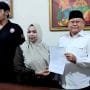 Korban pelecehan SM (tengah) pose bersama Tim Kuasa Hukum usai menyampaikan keterangan.