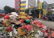 Lokasi penumpukan sampah di sisi Jalan Juanda, sebrang pintu keluar Terminal Induk Bekasi Timur.