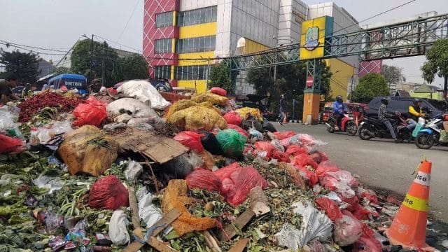 Lokasi penumpukan sampah di sisi Jalan Juanda, sebrang pintu keluar Terminal Induk Bekasi Timur.
