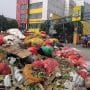 Lokasi penumpukan sampah di sisi Jalan Juanda, sebrang pintu keluar Terminal Induk Bekasi Timur.