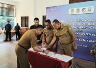 Penandatanganan berita acara serah terima aset Perumda oleh Wali Kota Bekasi Tri Adhianto dan Plt Bupati Bekasi, Asep Surya Atmaja di Pendopo Pemkot Bekasi, Senin (20/7/2026).