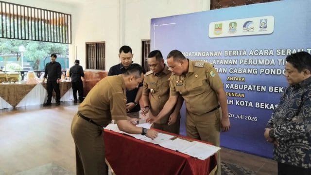 Penandatanganan berita acara serah terima aset Perumda oleh Wali Kota Bekasi Tri Adhianto dan Plt Bupati Bekasi, Asep Surya Atmaja di Pendopo Pemkot Bekasi, Senin (20/7/2026).