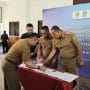 Penandatanganan berita acara serah terima aset Perumda oleh Wali Kota Bekasi Tri Adhianto dan Plt Bupati Bekasi, Asep Surya Atmaja di Pendopo Pemkot Bekasi, Senin (20/7/2026).