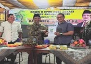 Penyerahan proposal aspirasi warga RW 20 Aren Jaya kepada anggota DPRD Kota Bekasi, Dariyanto saat kegiatan reses ke II 2026.