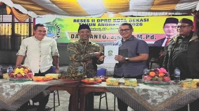 Penyerahan proposal aspirasi warga RW 20 Aren Jaya kepada anggota DPRD Kota Bekasi, Dariyanto saat kegiatan reses ke II 2026.