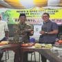 Penyerahan proposal aspirasi warga RW 20 Aren Jaya kepada anggota DPRD Kota Bekasi, Dariyanto saat kegiatan reses ke II 2026.