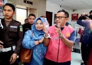 Tersangka JS (mengenakan rompi oranye) saat akan di bawa ke Rutan Bulak Kapal.