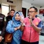 Tersangka JS (mengenakan rompi oranye) saat akan di bawa ke Rutan Bulak Kapal.