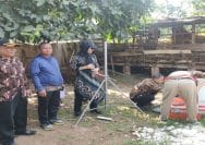 Tim teknis DLH Kota Bekasi melakukan investigasi lapangan terkait laporan dugaan pencemaran lingkungan di RT 03 RW 01, Kelurahan Sumur Batu, Kecamatan Bantargebang.