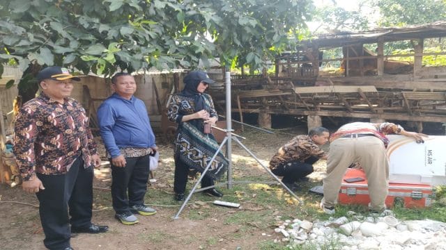 Tim teknis DLH Kota Bekasi melakukan investigasi lapangan terkait laporan dugaan pencemaran lingkungan di RT 03 RW 01, Kelurahan Sumur Batu, Kecamatan Bantargebang.