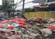 Tumpukan Sampah di badan jalan Ir H Juanda, depan Pasar Baru Kota Bekasi yang tak kunjung tertangani oleh dinas terkait.