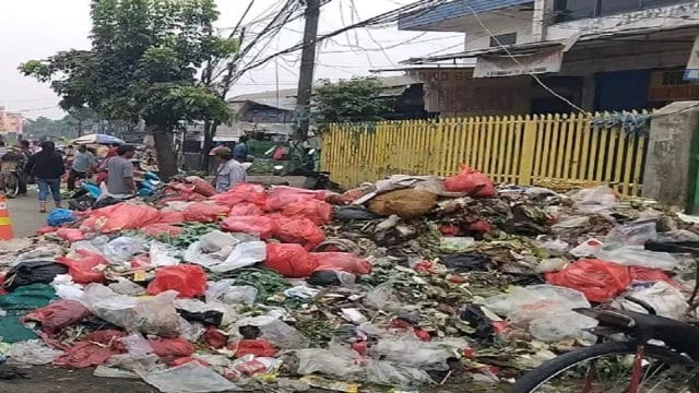 Tumpukan Sampah di badan jalan Ir H Juanda, depan Pasar Baru Kota Bekasi yang tak kunjung tertangani oleh dinas terkait.