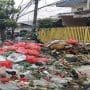 Tumpukan Sampah di badan jalan Ir H Juanda, depan Pasar Baru Kota Bekasi yang tak kunjung tertangani oleh dinas terkait.