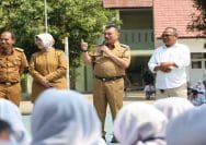Wakil Wali Kota Bekasi, Abdul Harris Bobihoe saat memberikan kata sambutannya di MPLS SMAN 10 Kota Bekasi.