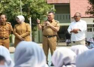 Wakil Wali Kota Bekasi, Abdul Harris Bobihoe saat memberikan kata sambutannya di MPLS SMAN 10 Kota Bekasi.