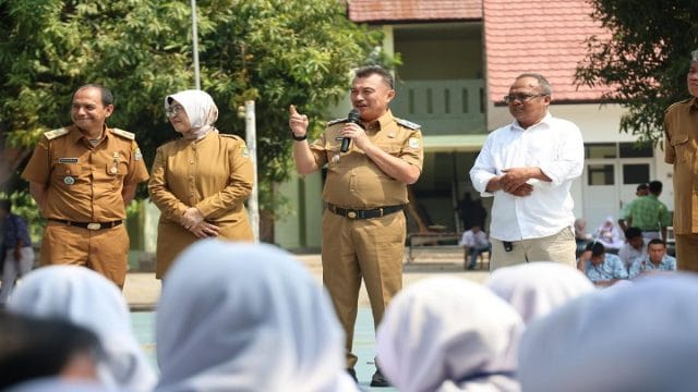 Wakil Wali Kota Bekasi, Abdul Harris Bobihoe saat memberikan kata sambutannya di MPLS SMAN 10 Kota Bekasi.