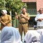 Wakil Wali Kota Bekasi, Abdul Harris Bobihoe saat memberikan kata sambutannya di MPLS SMAN 10 Kota Bekasi.