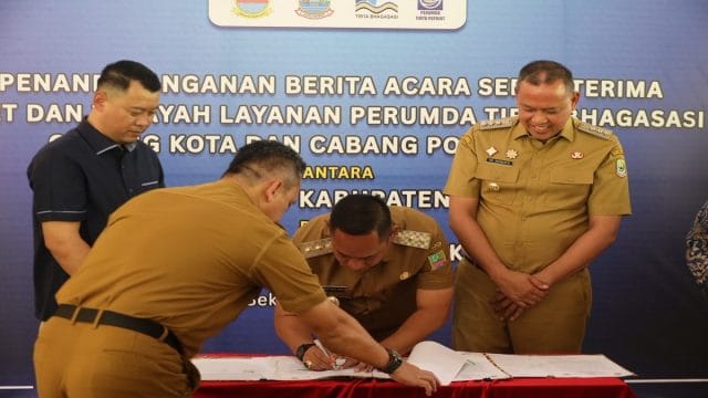Wali Kota Bekasi, Tri Adhianto dan Plt. Bupati Bekasi, Asep Surya Atmaja resmi tandatangani Berita Acara Serah Terima Aset dan Wilayah Cabang Kota Bekasi (Poncol) dan Cabang Pondok Ungu.