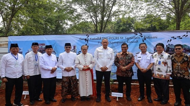 Wali Kota Bekasi, Tri Adhianto saat menghadiri peletakan batu pertama Gereja Katolik TNI–Polri St. Ignatius Jatisari, Paroki Kampung Sawah, Keuskupan Agung Jakarta, di Jatisari, Kota Bekasi, Rabu (15/7/2026).