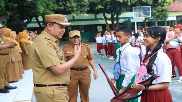 Wali Kota Bekasi, Tri Adhianto Tinjau Hari Pertama Sekolah di SMP Negeri 12 Kota Bekasi, Pastikan MPLS Ramah Berjalan Baik.