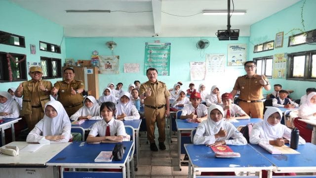 Wakil Wali Kota Bekasi, Abdul Harris Bobihoe Tinjau Hari Pertama Sekolah di SMP Negeri 7 Kayuringin dan SMP Negeri 2 Margahayu, Pastikan Kesiapan SMP Negeri Sambut Tahun Ajaran Baru 2026.