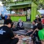 Suasana ngopi di Pojok Warung Dablong Bekasi