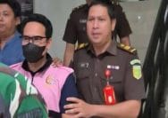 Dirus Perumda Tirta Bhagasasi periode 2024-2025 berinisial AEZ (35) dibawa menuju mobil tahanan usai diperiksa penyidik di ruang pemeriksaan tindak pidana khusus Kejaksaan Negeri Kabupaten Bekasi, Senin (10/8/2026)