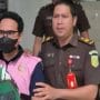 Dirus Perumda Tirta Bhagasasi periode 2024-2025 berinisial AEZ (35) dibawa menuju mobil tahanan usai diperiksa penyidik di ruang pemeriksaan tindak pidana khusus Kejaksaan Negeri Kabupaten Bekasi, Senin (10/8/2026)