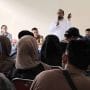 Anggota DPRD Kota Bekasi, Nawal Husni saat sosialisasi Ranperda Pencegahan dan Penanggulangan Perilaku Penyimpangan Seksual dan Perilaku Seksual Berisiko di Kecamatan Bekasi Utara, Senin (10/8/2026).