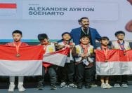 Atha Fathurrahman (tengah, ketiga dari kanan), siswa Kelas 2 SDN Waluya 02 Kecamatan Cikarang Utara, berhasil meraih Penghargaan Emas pada Kompetisi IMEC Olympiad tahun 2025/2026 bidang Matematika yang menjadi bagian dari rangkaian kompetisi olimpiade tingkat internasional.