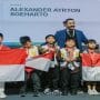 Atha Fathurrahman (tengah, ketiga dari kanan), siswa Kelas 2 SDN Waluya 02 Kecamatan Cikarang Utara, berhasil meraih Penghargaan Emas pada Kompetisi IMEC Olympiad tahun 2025/2026 bidang Matematika yang menjadi bagian dari rangkaian kompetisi olimpiade tingkat internasional.