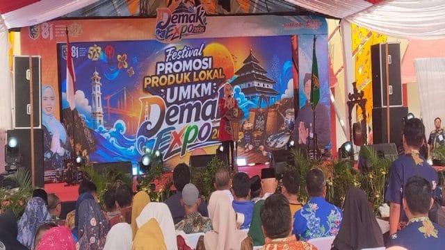 Bupati Demak, Eisti’anah saat menyampaikan kata sambutannya di Demak Expo 2026