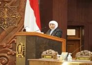 Gubernur Jawa Timur, Khofifah Indar Parawansa saat menyampaikan Nota Keuangan Raperda Perubahan APBD (APBD-P) Jatim 2026 di DPRD Jatim, Senin (10/8/2026).