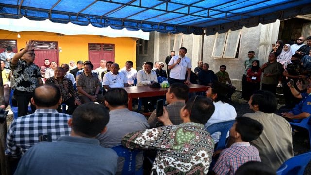 Gubernur Sumatera Utara (Sumut), Muhammad Bobby Afif Nasution dan Komisi D DPRD Sumut, saat bertemu masyarakat di Lotu, Nias Utara.