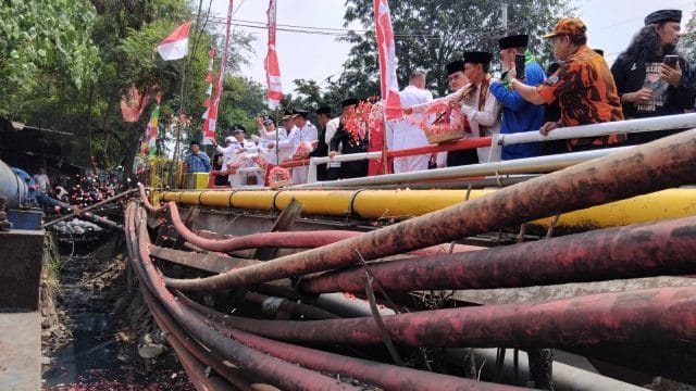 Tabur Bunga Sasak Kapuk Menjadi Tradisi Mengenang KH. Noer Alie di Momen Kemerdekaan RI