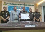 Kajari Tanjung Perak saat melakukan konferensi pers terkait penyetoran uang sebesar Rp 4.907.261.329 ke Kas Negara
