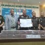 Kajari Tanjung Perak saat melakukan konferensi pers terkait penyetoran uang sebesar Rp 4.907.261.329 ke Kas Negara
