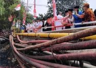 Kegiatan tabur bunga di Jembatan Sasak Kapuk, Bekasi Utara untuk pertempuran heroik KH. Noer Alie di masa kemerdekaan RI.
