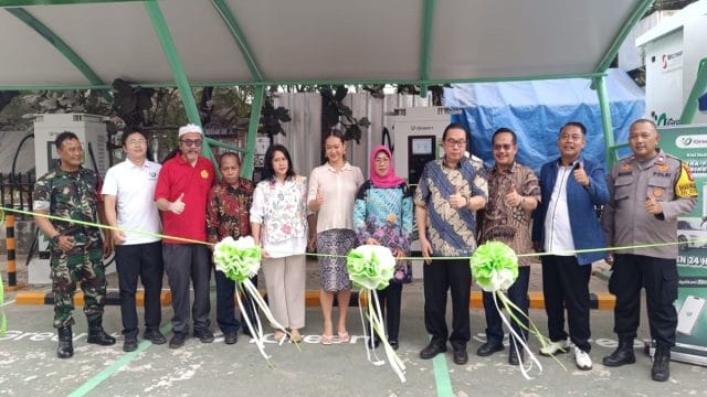 Ketua Kadin Kota Bekasi, Qadar Ruslan Siregar (Kedua dari kanan) saat menghadiri peresmian iGREEN EV Station di STT Bina Tunggal Kota Bekasi, Sabtu (15/8/2026).