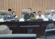 Ketua Pansus 10 DPRD Kota Bekasi, Samuel Sitompul (tengah) saat menggelar FGD membahas Raperda pencegahan perilaku seksual berisiko di ruang Paripurna DPRD, Rabu (12/8/2026).