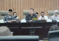 Ketua Pansus 10 DPRD Kota Bekasi, Samuel Sitompul (tengah) saat menggelar FGD membahas Raperda pencegahan perilaku seksual berisiko di ruang Paripurna DPRD, Rabu (12/8/2026).