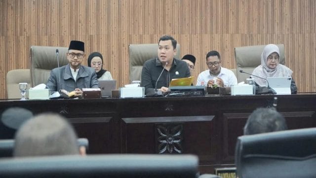 Ketua Pansus 10 DPRD Kota Bekasi, Samuel Sitompul (tengah) saat menggelar FGD membahas Raperda pencegahan perilaku seksual berisiko di ruang Paripurna DPRD, Rabu (12/8/2026).