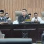 Ketua Pansus 10 DPRD Kota Bekasi, Samuel Sitompul (tengah) saat menggelar FGD membahas Raperda pencegahan perilaku seksual berisiko di ruang Paripurna DPRD, Rabu (12/8/2026).
